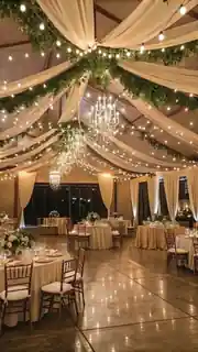 Invitaciones de evento, reloj y orquídea sobre mármol